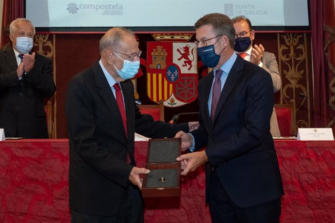 El presidente de la Xunta, Alberto Núñez Feijóo, hace entrega del XXV Premio Internacional Grupo Compostela-Xunta de Galicia 2021 a Javier Solana.
