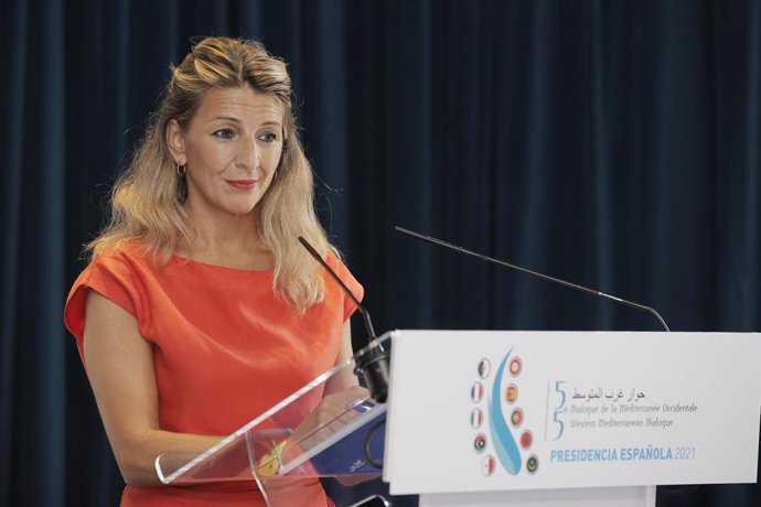 La vicepresidenta segunda y ministra de Trabajo y Economía Social  Yolanda Díaz, responde a los medios tras una reunión en el Sede Casa Mediterráneo, a 13 de septiembre de 2021, en Alicante, Comunidad Valenciana (España). Puig y Díaz mantienen una reuni