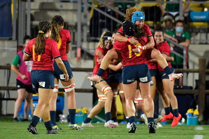 Las jugadoras de la selección española femenina de rugby celebran su victoria ante Irlanda en el Clasificatorio Europeo para el Mundial 2022