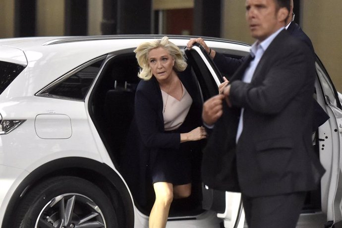 Archivo - 04 July 2021, France, Perpignan: Marine Le Pen (L), leader of the French National Rally (Rassemblement National, RN) party and member of parliament, gets out of a car as she arribes at a congress of the party. French right-wing populist Marine
