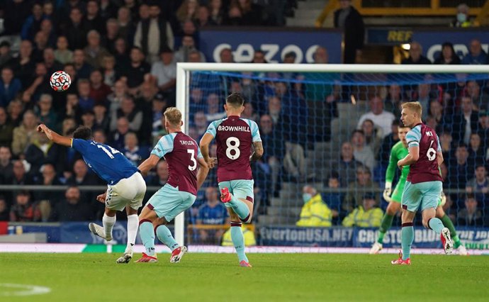 13 September 2021, United Kingdom, Liverpool: Everton's Andros Townsend (L) scores his side's second goal during the English Premier League soccer match between Everton and Burnley at Goodison Park. Photo: Martin Rickett/PA Wire/dpa