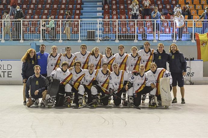 La selección española femenina de hockey sobre patines en línea posa durante el Mundial 2021