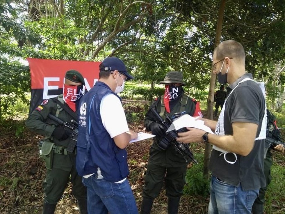 Archivo - Imagen de miembros del Ejército de Liberación Nacional liberando a dos secuestrados.