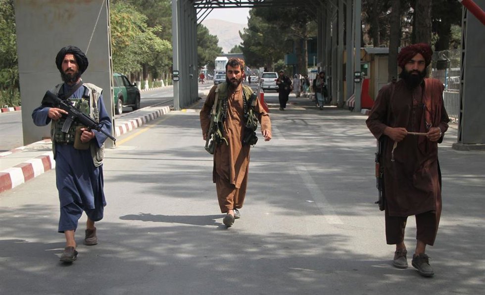 Milicianos talibán en el aeropuerto de Kabul