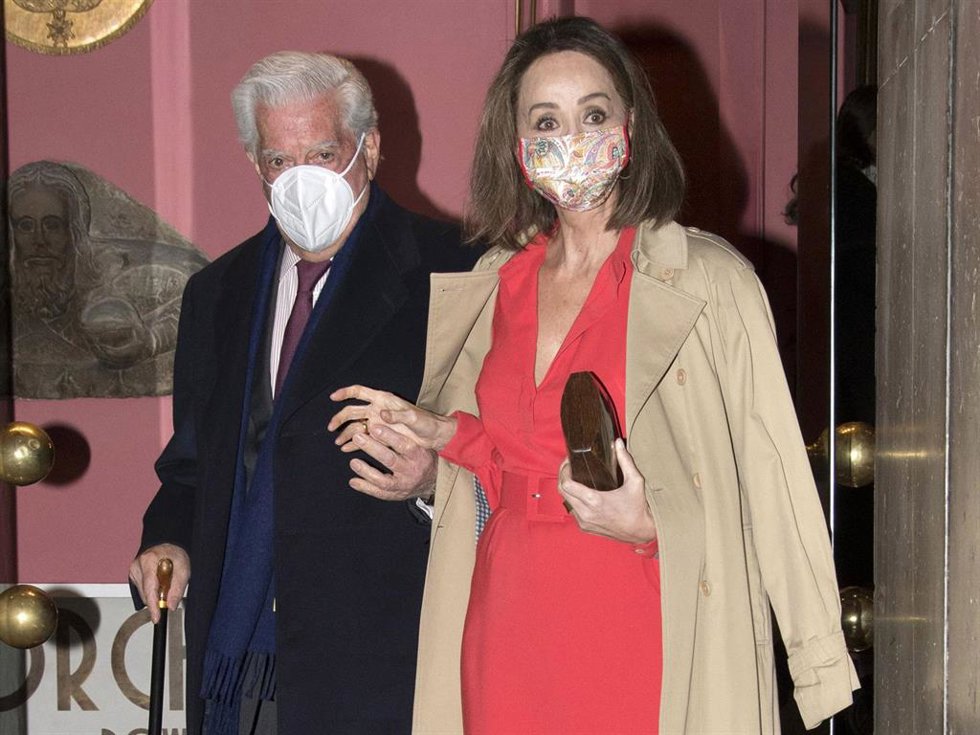 Archivo - Isabel Preysler y Mario Vargas Llosa en una imagen de archivo