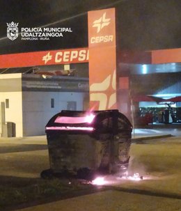 El contenedor ardiendo.