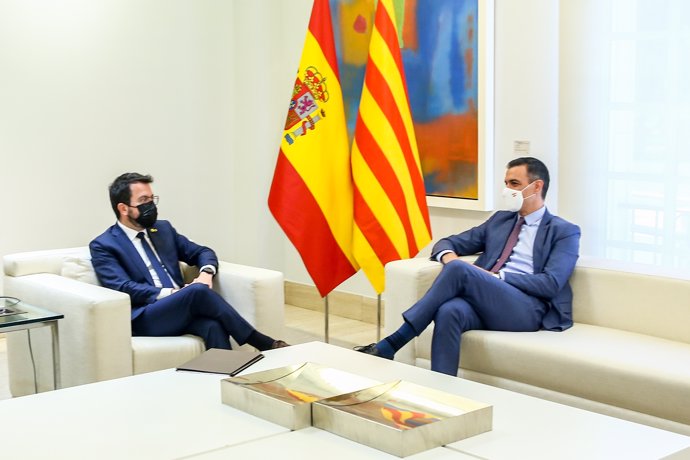 El presidente del Gobierno, Pedro Sánchez (d); y el president de la Generalitat de Catalunya, Pere Aragons, durante una reunión en el Palacio de la Moncloa, a 29 de junio de 2021, en Madrid (España). 