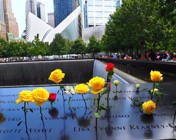 11 September 2021, US, New York: Flowers are placed at the 9/11 Memorial in New York during the 20th anniversary of the 9/11 terrorist attacks on the World Trade Center. Photo: Debra L. Rothenberg/ZUMA Press Wire/dpa