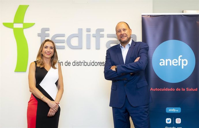 Los presidentes de la Federación de Distribuidores Farmacéuticos (FEDIFAR) y de la de la Asociación para el Autocuidado de la Salud (ANEFP), Matilde Sánchez y Alberto Bueno, respectivamente