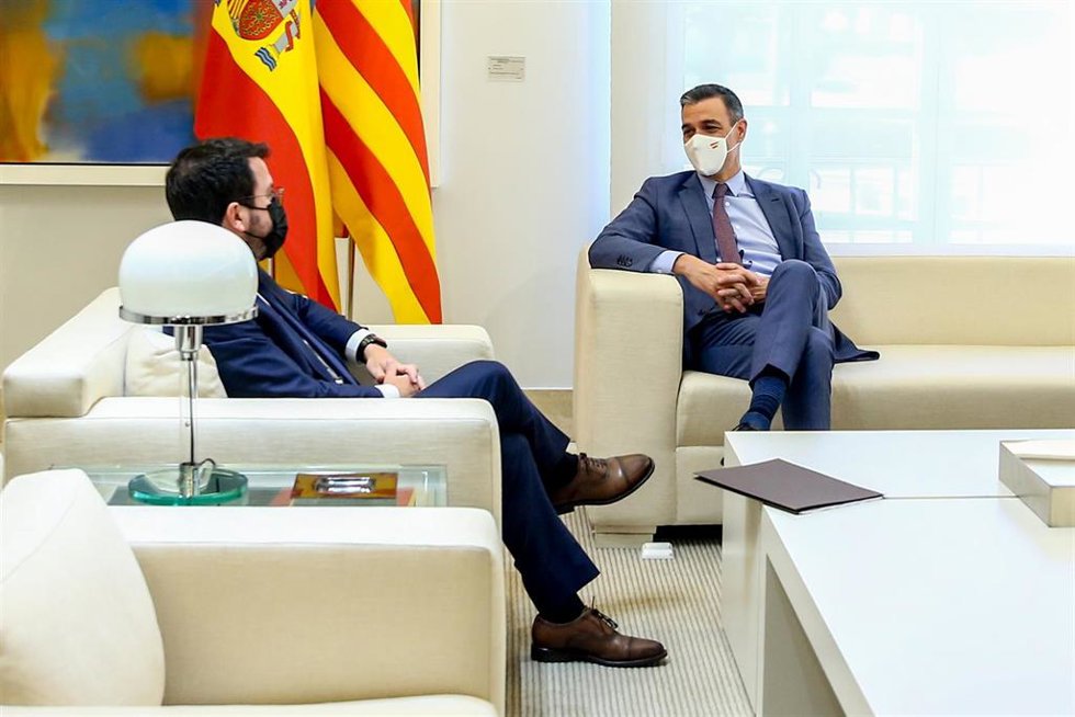 Archivo - El presidente del Gobierno, Pedro Sánchez (d); y el president de la Generalitat de Catalunya, Pere Aragons, durante una reunión en el Palacio de la Moncloa, a 29 de junio de 2021, en Madrid (España). Ambos mandatarios se reúnen hoy por primer