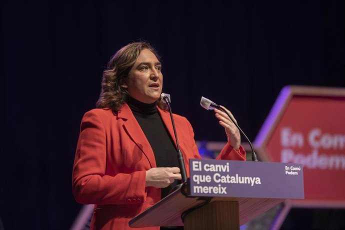 Archivo - La alcaldesa de Barcelona, Ada Colau, interviene en un acto electoral de En Comú Podem.