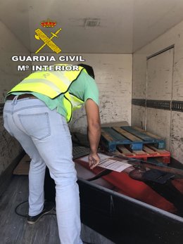 Un agente intercepta las cajetillas de tabaco sustraídas de una expendedora.