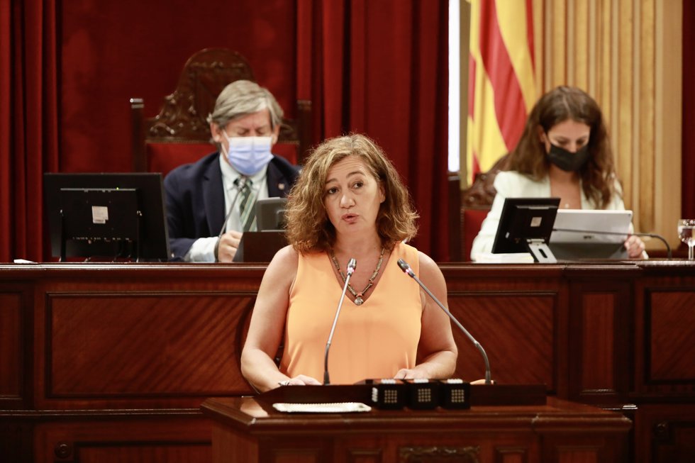 La presidenta del Govern, Francina Armengol, durante su intervención en el Debate de Política General, en Parlament balear.