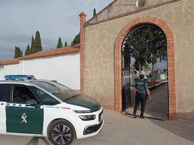 Acceso principal al Cementerio de La Carolina