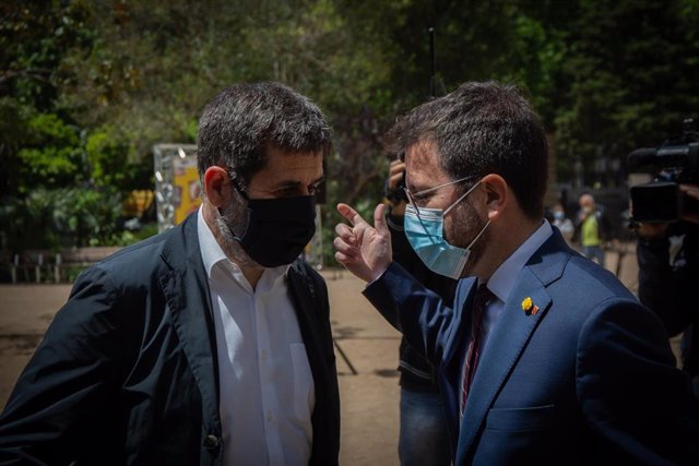 Archivo - El president de la Generalitat en funciones, Pere Aragonès (d) y el secretario general de Junts, Jordi Sànchez (i) realizan hablan entre ellos, a 17 de mayo de 2021, en Barcelona, Catalunya (España). ERC y Junts han cerrado un principio de acuer