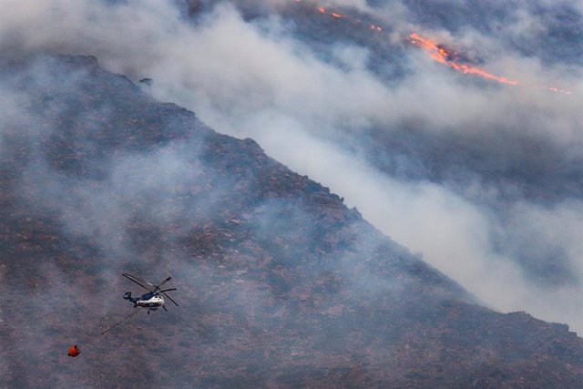 Helicópteros contra incendio intentando apagar el fuego de la Sierra Bermeja 