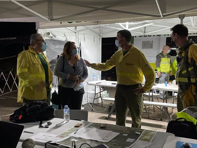 La consejera y el director del Plan Infoca en el Puesto de Mando Avanzado tras la declaración de incendio de Sierra Bermeja controlado