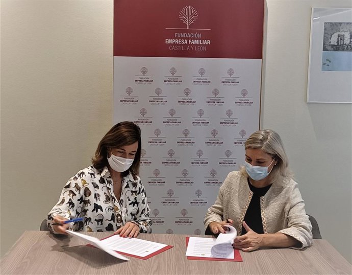 Firma del convenio entre Dualiza y Empresa Familiar de CyL para fomentar la FP y su modalidad dual.