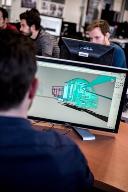 Hasta la fecha, más de 250 jóvenes recién titulados han participado en este programa, que ofrece becas de formación post-grado y prácticas remuneradas en los centros de Alstom en Madrid y Barcelona.