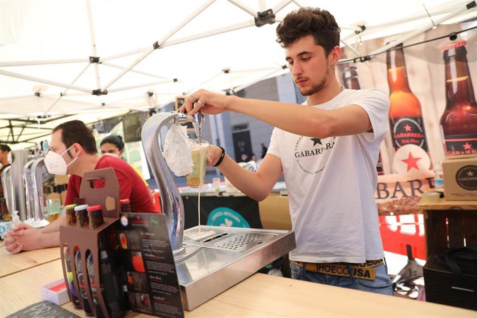 Archivo - Un camarero sirve un tubo de cerveza, en las instalaciones del Leganés Beer Festival, a 3 de julio de 2021, en la Plaza Mayor de Leganés, Madrid, (España). El festival, que dio el pistoletazo de salida el día 1 de julio y finalizará el 4 del m
