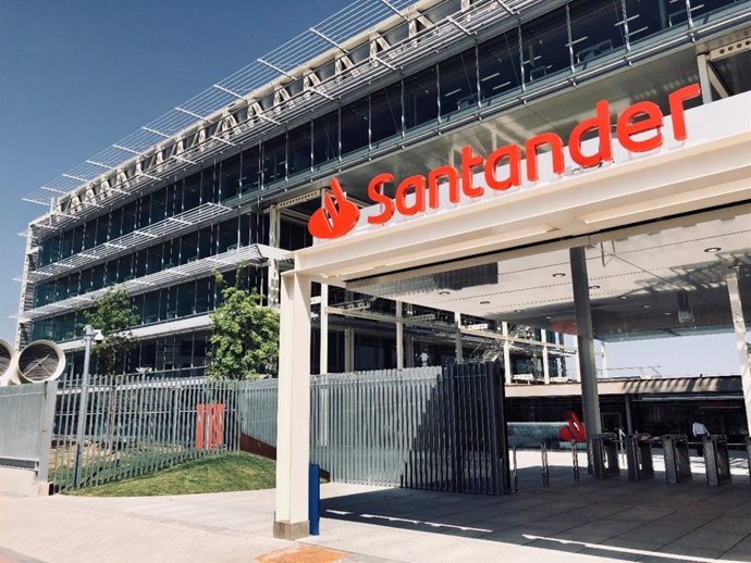 Archivo - Imagen de archivo de una sede del banco Santander.