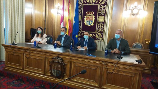 Los propietarios del castillo de Belonte, Javier Fitz-James Stuart y Hernando Fitz-James Stuart, y el presidente de la Diputación, Álvaro Martínez Chana.