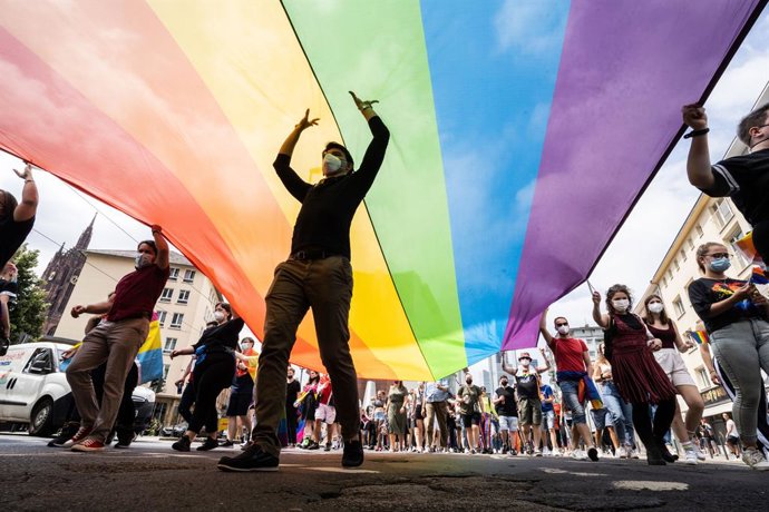 Archivo - 17 July 2021, Hessen, Frankfurt_Main: People march with a giant rainbow flag during the Christopher Street Day (CSD) as part of the Frankfurt Gay Pride 2021. Photo: Frank Rumpenhorst/dpa