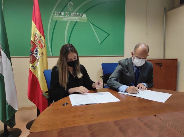 Firma del convenio para realizar prácticas en recursos de justicia juvenil.
