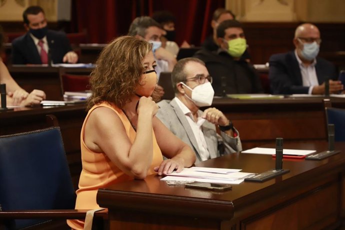 La presidenta del Govern, Francina Armengol, en la sala de plenos del Parlament junto al vicepresidente Juan Pedro Yllanes, en el Debate de Política General 2021.