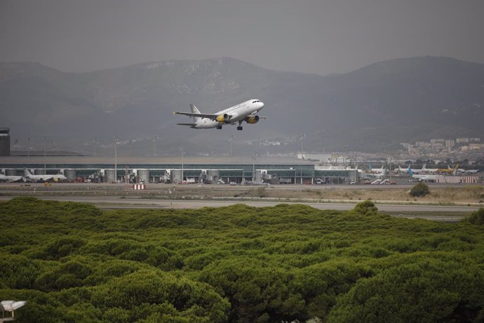 Un avión vuela por el espacio protegido de la Ricarda, en El Prat de Llobregat