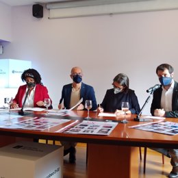 La presienta de Fegatea, Chelo Pampillón; el secretario xeral de Cultura, Anxo Lorenzo; la edil de Cultura de Santiago, Mercedes Rosón; y el director del CDG, Fran Núñez, en la rueda de presentación del XX FEstival de Teatro Afeccionado Agustín Magán