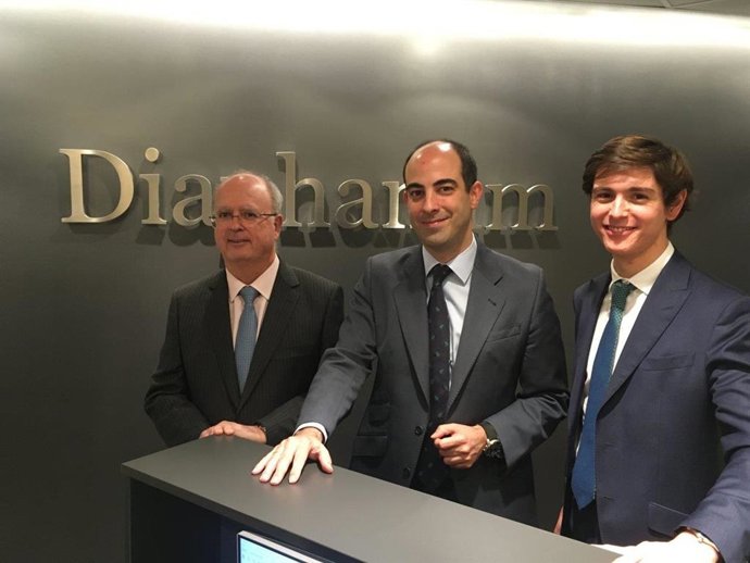 Archivo - El director de inversiones de Diaphanum, Miguel Ángel García; el socio de inversiones, Javier Riaño, y Carlos del Campo, miembro del equipo de inverisones (de izquierda a derecha).