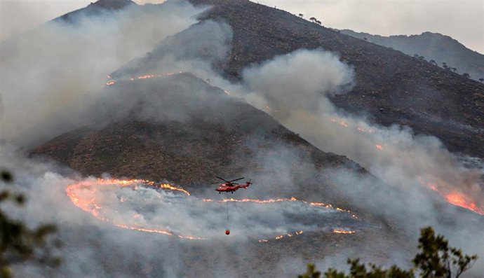 Helicóptero contra incendio intentando apagar el fuego de la Sierra Bermeja