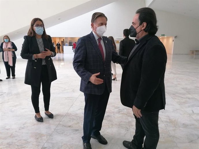 El alcalde de Oviedo, Alfredo Canteli, saluda al tenor José Bros, en presencia de la edil Covadonga Díaz.