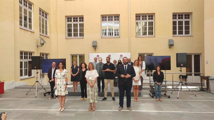 La diputada de Igualdad y Sostenibilidad Social de la Diputación de Barcelona junto a representantes de los 13 municipios que participan en el programa 'Barrios y comunidades: motores de transformación social'.