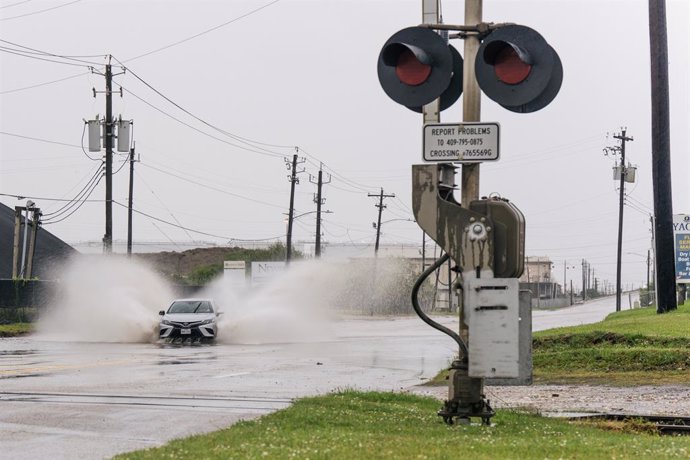 Calle inundada en Texas por la llegada de 'Nicholas'