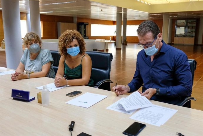 Firma del convenio de colaboración para la puesta en marcha de las becas HEBE Capacita García Carrión.