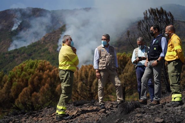 Salado, en el centro de la imagen, durante su visita el pasado sábado a zonas afectadas por el incendio forestal junto al presidente andaluz, Juanma Moreno; el consejero de Presidencia, Elías Bendodo y efectivos del Infoca.