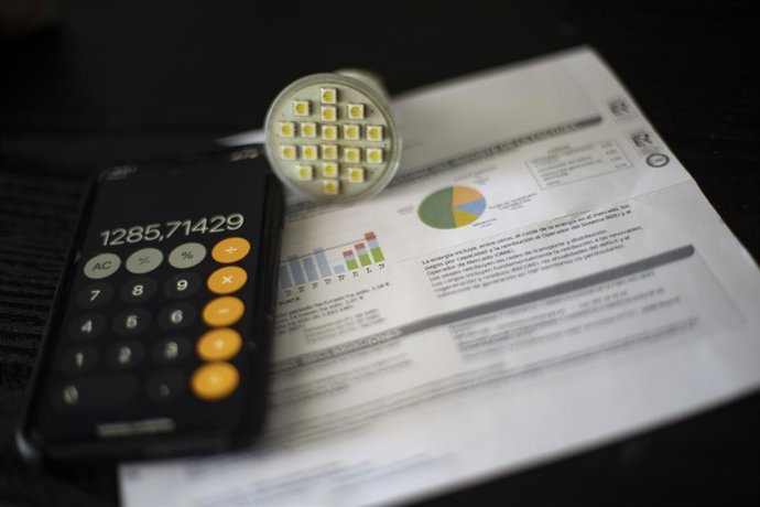 Una factura del consumo de luz, a 10 de septiembre de 2021, en Madrid (España). El precio medio diario de la electricidad en el mercado mayorista batirá un nuevo récord este viernes al alcanzar los 152,32 euros por megavatio hora (MWh), su mayor precio 