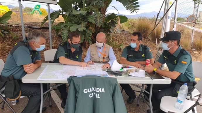 El subdelegado con efectivos de la Guardia Civil que han formado parte del operativo contra el fuego en Sierra Bermeja