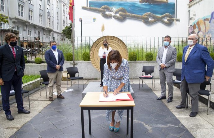 La consejera de Empleo, Ana Belén Álvarez, firma el protocolo para la promoción de ayudas en materia de vivienda.