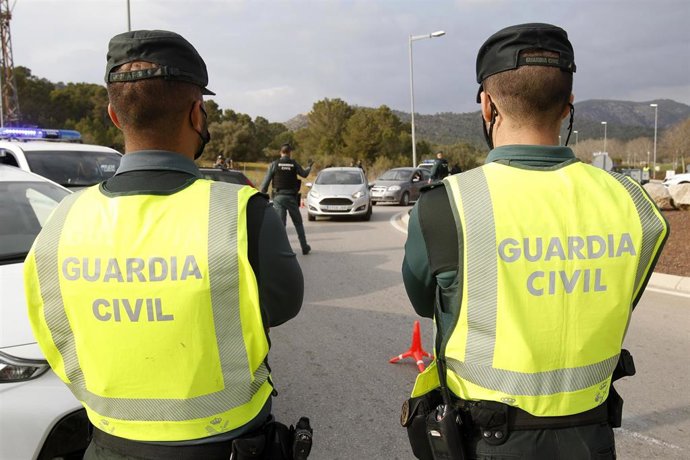 Archivo - Varios agentes de la Guardia Civil durante un control rutinario de carretera en la zona de Magaluf (Calvi) en Palma.