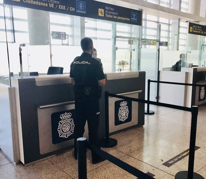 Archivo - Agente de la Policía Nacional en control de aeropuerto de Málaga