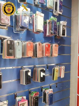 Material falsificado intervenido en Lleida.