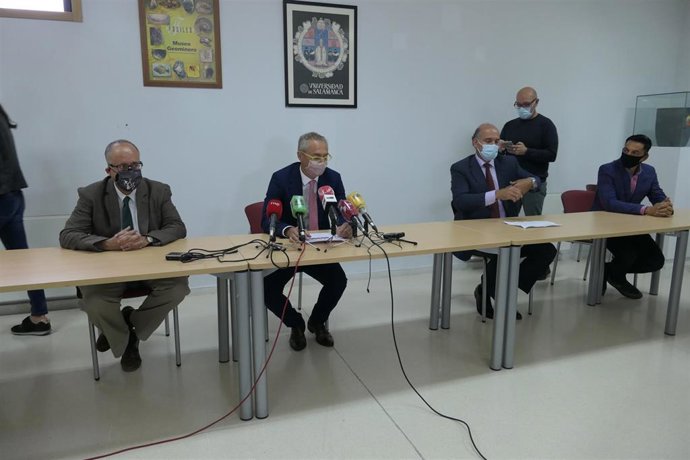 El rector de la USAL, Ricardo Rivero, presenta en la Escuela Politécnica Superior de Avila un  túnel del viento.