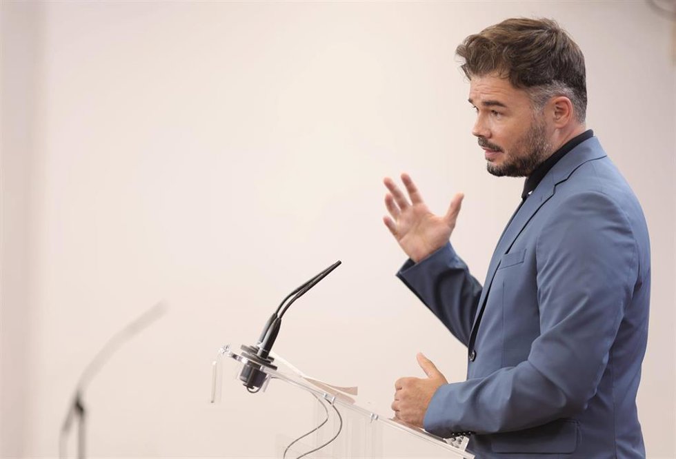El portavoz parlamentario de la ERC, Gabriel Rufián, ofrece una rueda anterior a la celebración de la Junta de Portavoces en el Congreso de los Diputados, a 14 de septiembre, en Madrid (España).