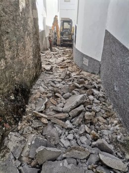 Obras de renovación del pavimento en el barrio judio de Brozas