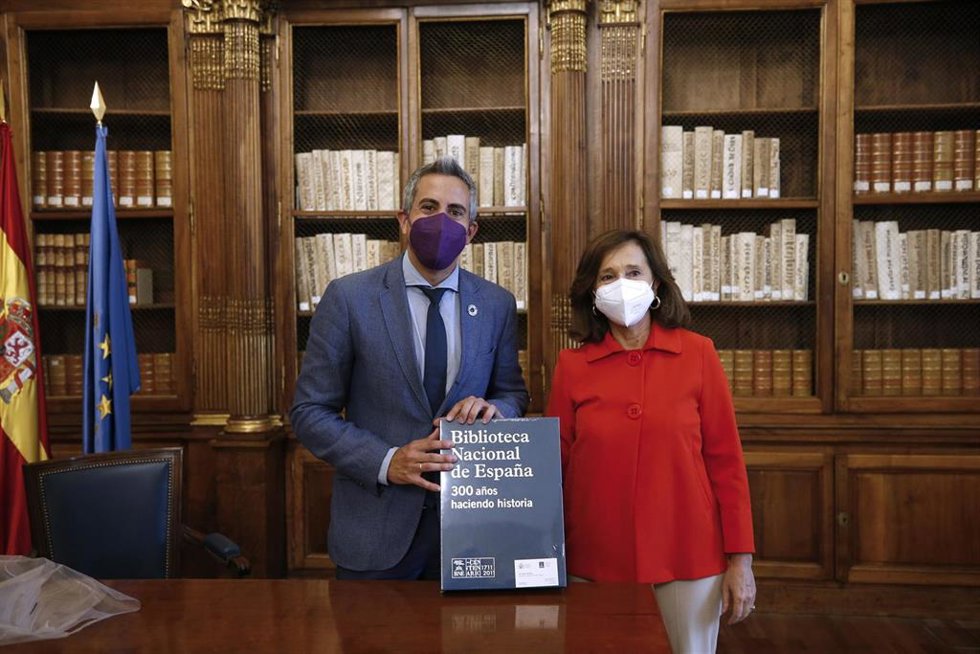 El vicepresidente y consejero de Universidades, Igualdad, Cultura y Deporte, Pablo Zuloaga, y la directora de la Biblioteca Nacional, Ana Santos Aramburo, durante la firma del protocolo general de actuación en el ámbito cultural .