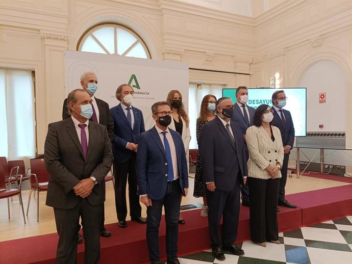 El delegado del Gobierno andaluz en Granada, Pablo García, junto al equipo de delegados provinciales en el desayuno informativo celebrado coincidiendo con el inicio del nuevo curso político.
