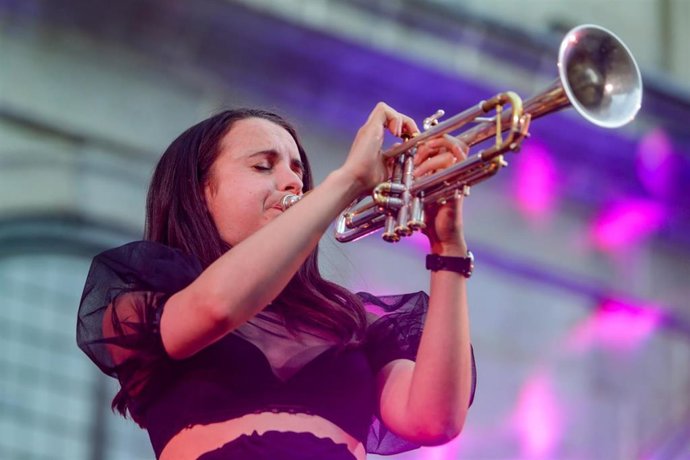 Archivo - La trompetista y cantante de jazz Andrea Motis ofrece un concierto en uno de los patios del Real Monasterio de San Lorenzo de El Escorial, en San Lorenzo del Escorial (Madrid), a 18 de julio de 2020.